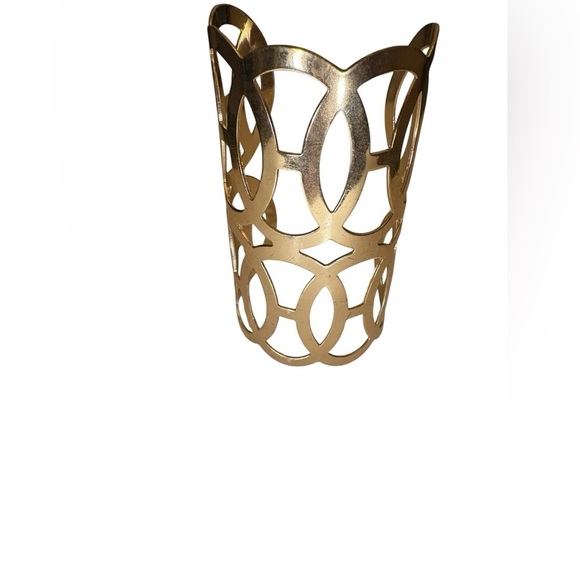 Elegant Gold Cutout Bracelet - Picture 3 of 4